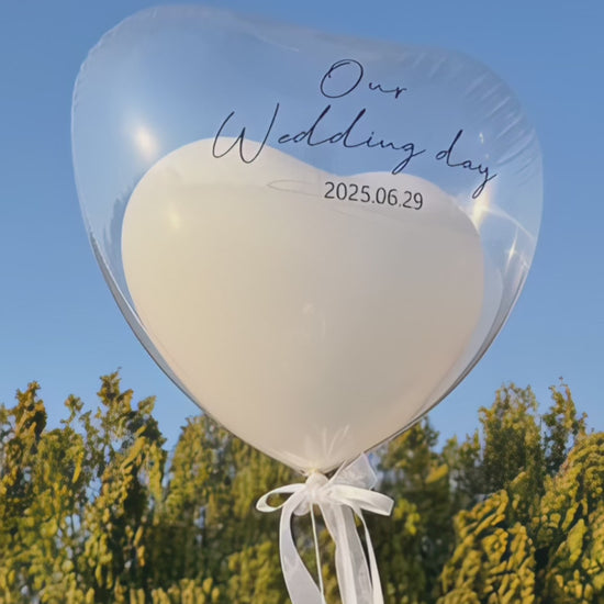 Ballon cœur transparent avec ballon blanc à l'intérieur et message personnalisé en vinyle noir, idéal pour anniversaire ou mariage ou fête.