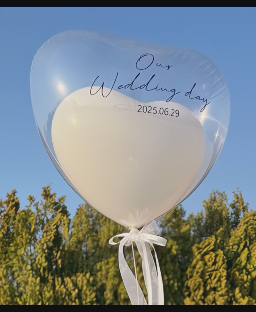 Ballon cœur transparent avec ballon blanc à l'intérieur et message personnalisé en vinyle noir, idéal pour anniversaire ou mariage ou fête.